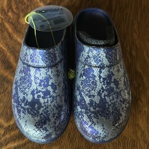 NWT Oofos Navy Silver Snake Slip On Clog- W6